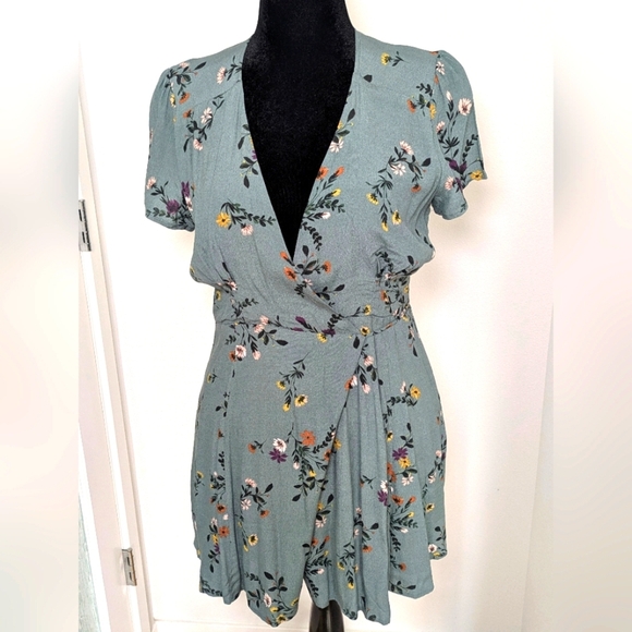 Olivaceous Floral Wrap Mini Boho Summer Dress Green Size L Lined Short Sleeve - Picture 1 of 13